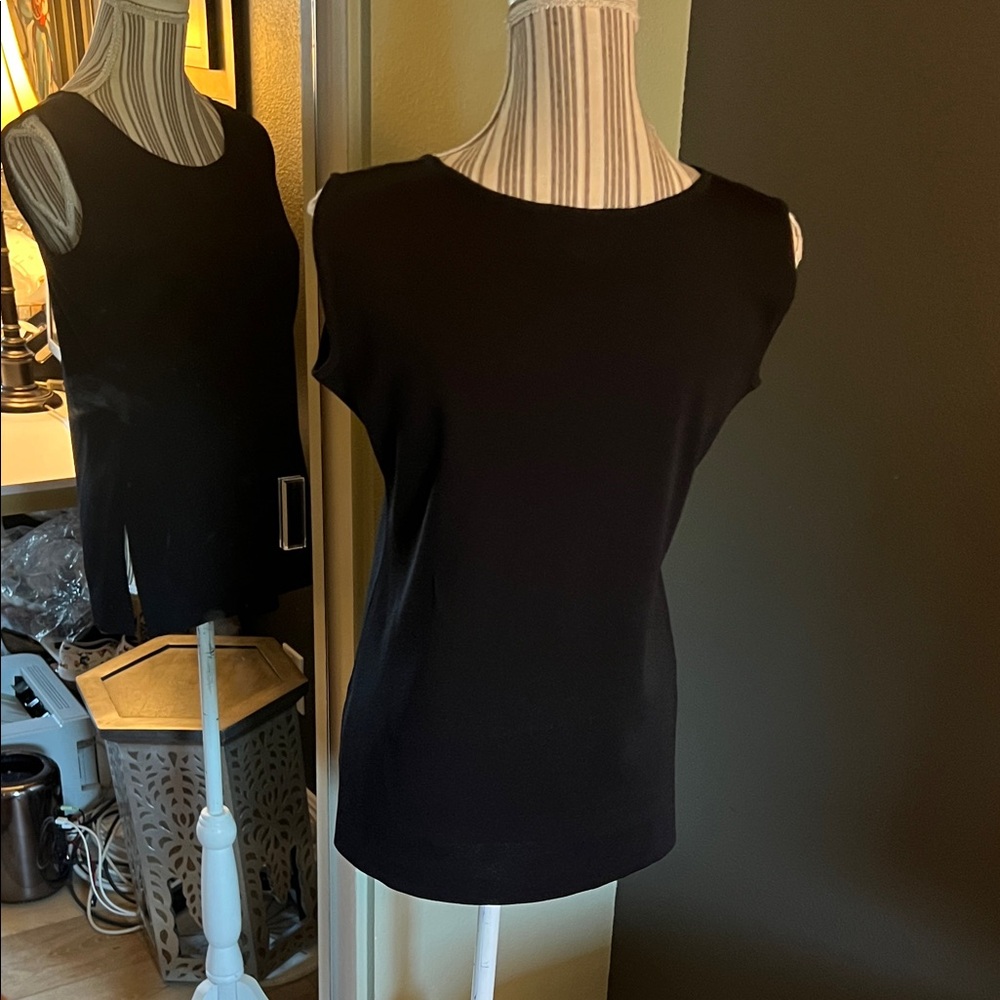 🛑 1 hour sale. Misook, small, Classic Black Sleeveless Top - Picture 7 of 8